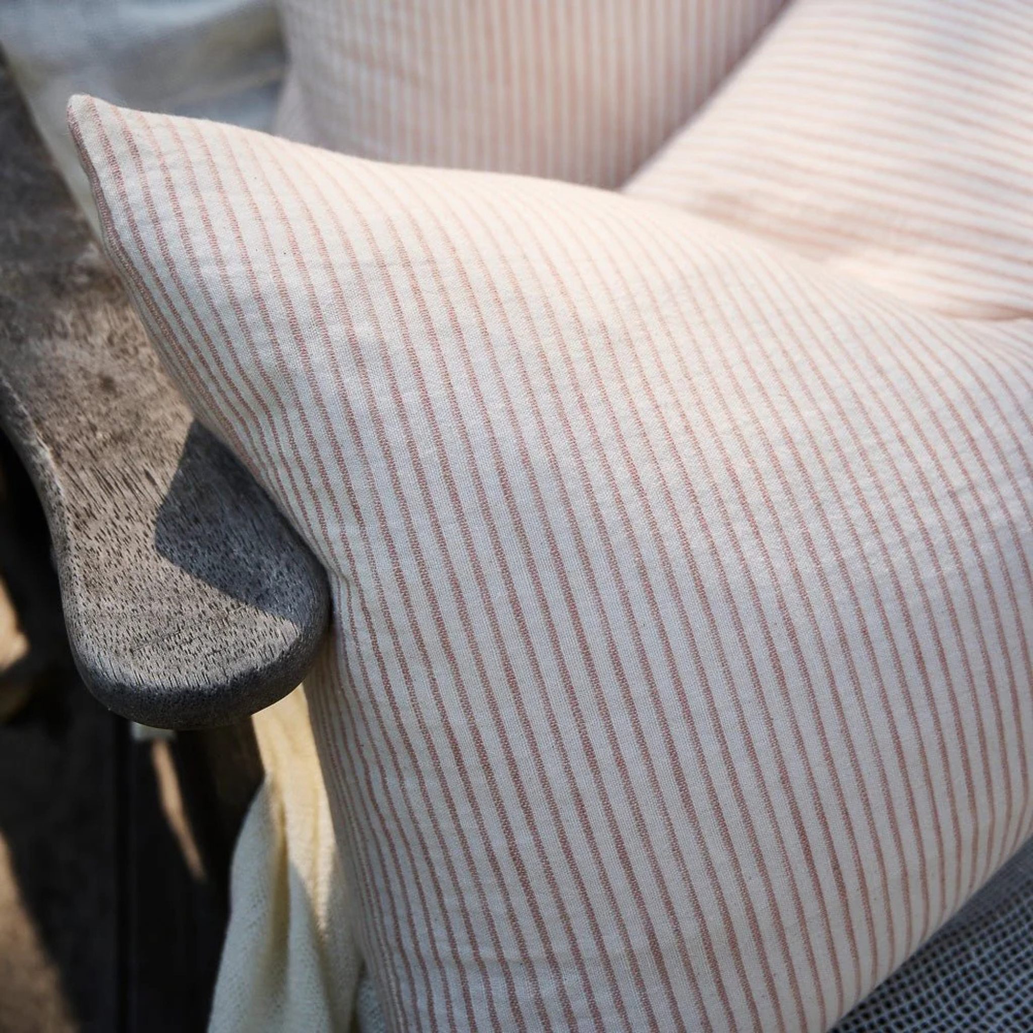 Marina Cushion Off White/Nutmeg stripe