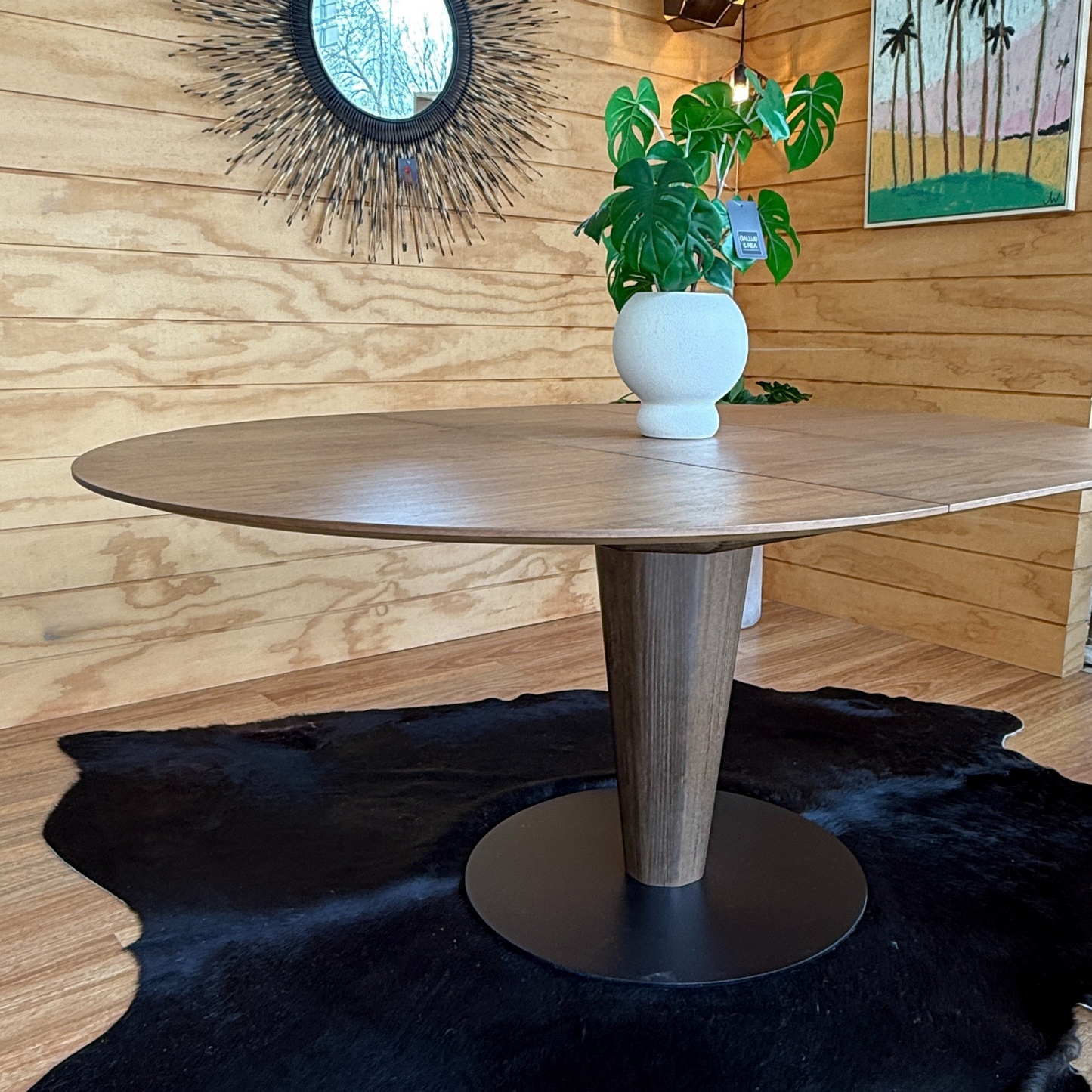 Bordeaux Round Centre Table by Stressless  Ex-Display